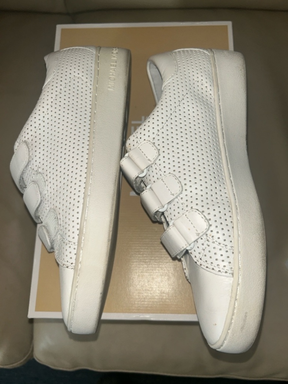“SEND UR REASONABLE OFFER” 😉 Michael Kors White Leather Triple-Velcro Sneakers 🥰 - Picture 3 of 6